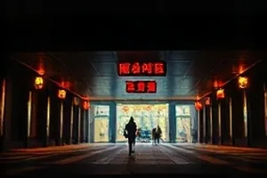 城市边缘夜间回收工与旧随身听的封面图