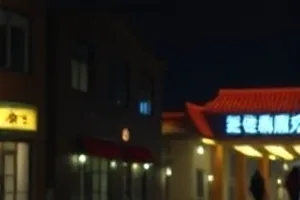 深夜影院走廊与撰稿人手稿的封面图
